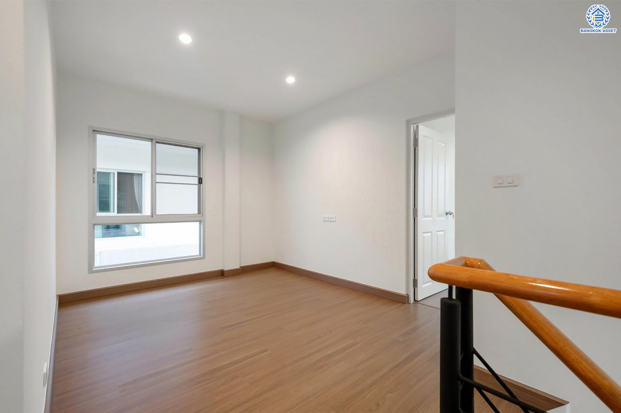 บ้านมือสองตกแต่งใหม่ โครงการ ไลฟ์ บางกอก บูเลอวาร์ด ปิ่นเกล้า-เพชรเกษม เนื้อที่กว้างกว่า 52.5 ตร.ว ฟังก์ชัน 3 ห้องนอน 3 ห้องน้ำ 2 ที่จอดรถ บนทำเลติดถนนพุทธมณฑลสาย4 ตอบโจทย์กับทุกครอบครัว ใกล้แหล่งช้อปปิ้ง "เซ็นทรัล ศาลายา" รถไฟฟ้าสายสีน้ำเงิน "สถานีหลักสอง" และจุดขึ้นทางด่วน "ศรีรัช"